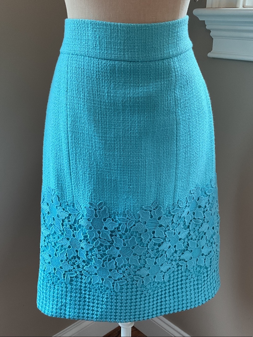 Tahari Turquoise Linen Pencil Skirt with Floral Lace Hem